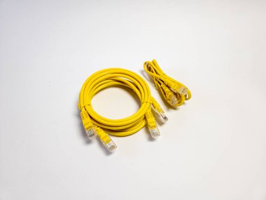 Üç ethernet LAN kablosu. Beyaz arkaplanda izole.