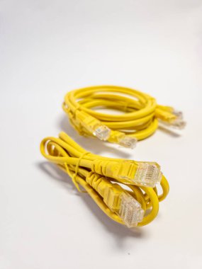 Üç ethernet LAN kablosu. Beyaz arkaplanda izole.