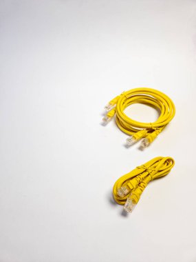 Üç ethernet LAN kablosu. Beyaz arkaplanda izole.