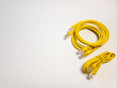 Üç ethernet LAN kablosu. Beyaz arkaplanda izole.