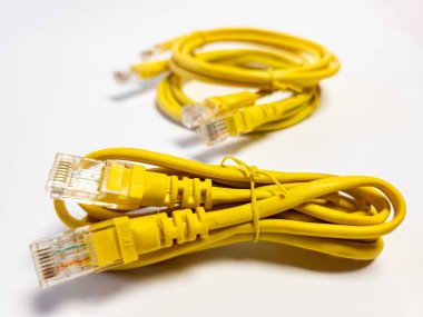 Üç ethernet LAN kablosu. Beyaz arkaplanda izole.