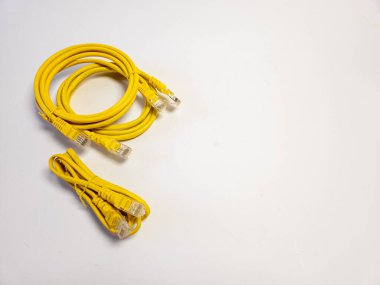 Üç ethernet LAN kablosu. Beyaz arkaplanda izole.