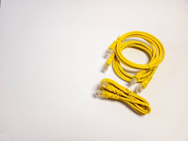 Üç ethernet LAN kablosu. Beyaz arkaplanda izole.