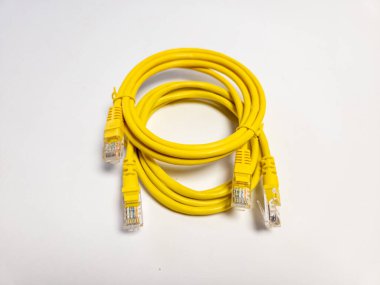 İki ethernet LAN kablosu. Beyaz arkaplanda izole.