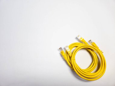 İki ethernet LAN kablosu. Beyaz arkaplanda izole.