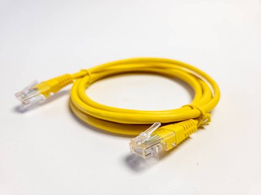 Ethernet LAN kablosu. Beyaz arkaplanda izole