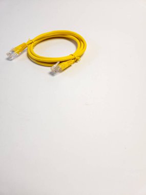 Ethernet LAN kablosu. Beyaz arkaplanda izole