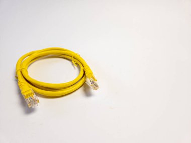 Ethernet LAN kablosu. Beyaz arkaplanda izole