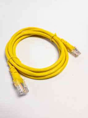 Ethernet LAN kablosu. Beyaz arkaplanda izole