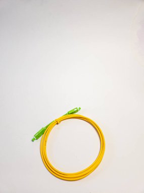 Fiber optik yama kablosu. İzole edilmiş beyaz arkaplan
