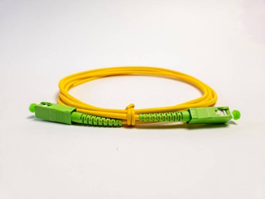 Fiber optik yama kablosu. İzole edilmiş beyaz arkaplan