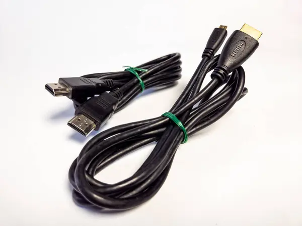 HDMI ve mini HDMI kabloları. Beyaz arkaplanda izole