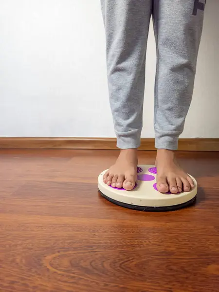 Genç bir kadın bel hareketleriyle bel egzersizi yapıyor..