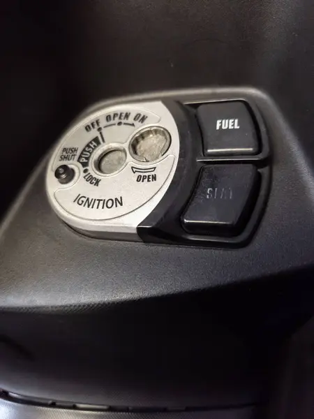 Scooter ateşleme anahtarı. Yakıt ve koltuk düğmesi kontrolleriyle görüntüyü kapat.