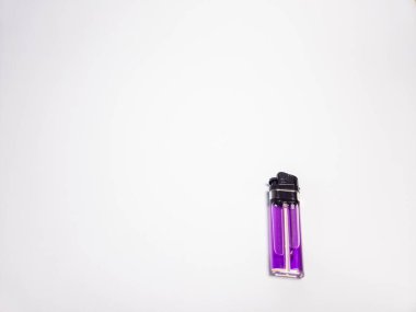 Beyaz arkaplanda izole edilmiş bir çakmak