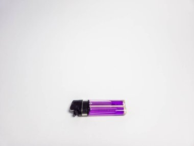 Beyaz arkaplanda izole edilmiş bir çakmak