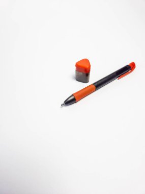 Beyaz bir arkaplanda izole edilmiş bileyicili mekanik bir kalem.