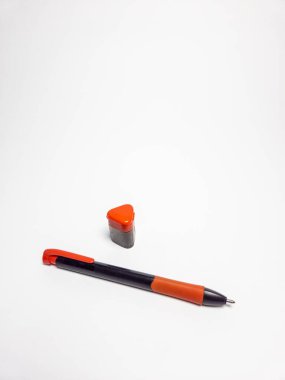 Beyaz bir arkaplanda izole edilmiş bileyicili mekanik bir kalem.