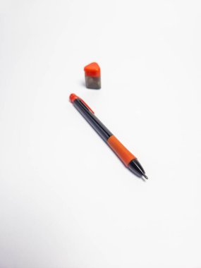 Beyaz bir arkaplanda izole edilmiş bileyicili mekanik bir kalem.