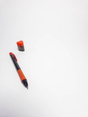 Beyaz bir arkaplanda izole edilmiş bileyicili mekanik bir kalem.