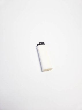 Beyaz arkaplanda izole edilmiş bir çakmak