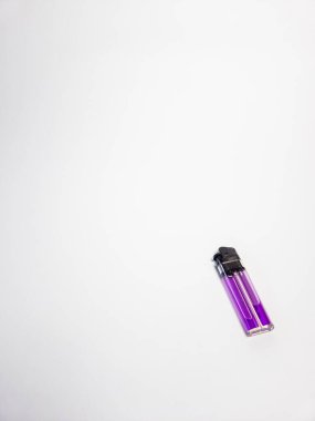 Beyaz arkaplanda izole edilmiş bir çakmak