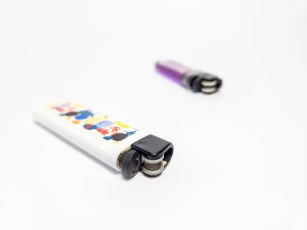 Beyaz arkaplanda izole edilmiş iki çakmak