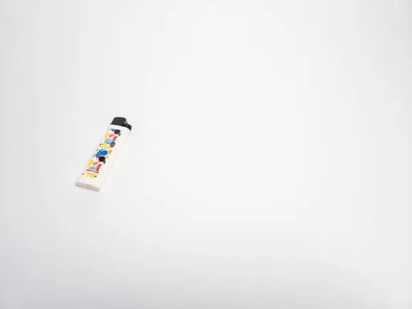 Beyaz arkaplanda izole edilmiş bir çakmak