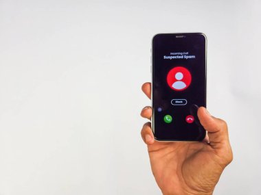 Cep telefonundan spam çağrısı alan bir adamın görüntüsü izole edilmiş beyaz arkaplan (kullanılan kullanıcı arayüzü tasarımı kendi kendine oluşturulmuş, vektör düzenleme yazılımı kullanılarak oluşturulmuştur).