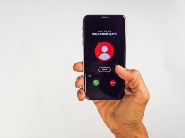 Cep telefonundan spam çağrısı alan bir adamın görüntüsü izole edilmiş beyaz arkaplan (kullanılan kullanıcı arayüzü tasarımı kendi kendine oluşturulmuş, vektör düzenleme yazılımı kullanılarak oluşturulmuştur).