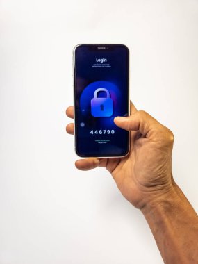 Uygulamaya giriş yapmak için cep telefonu ekranına odaklanan bir adamın görüntüsü. İzole edilmiş beyaz arkaplan (kullanılan kullanıcı arayüzü dizaynı, vektör düzenleme yazılımı kullanılarak oluşturuldu).