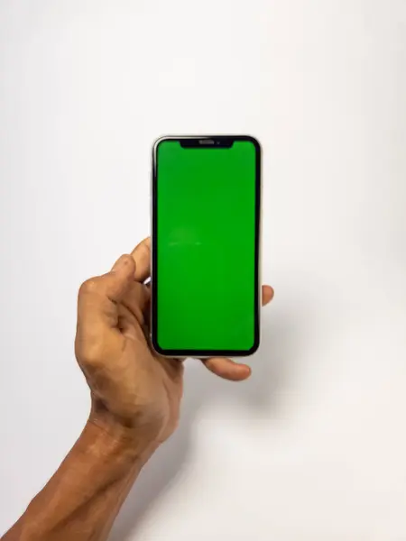 Beyazın Yeşil Ekranı İçin El Tutma Akıllı Telefonu