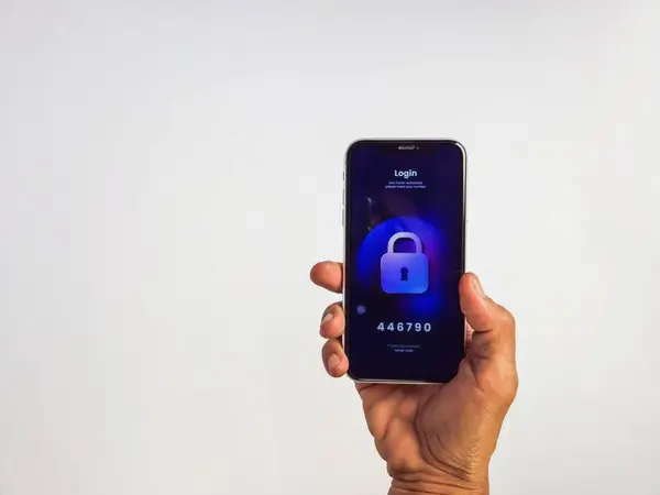 Uygulamaya giriş yapmak için cep telefonu ekranına odaklanan bir adamın görüntüsü. İzole edilmiş beyaz arkaplan (kullanılan kullanıcı arayüzü dizaynı, vektör düzenleme yazılımı kullanılarak oluşturuldu).