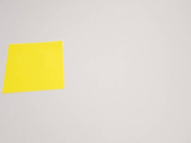 Düz beyaz bir duvara yapıştırılmış tek bir sarı yapışkan nota sahip minimalist görüntü. Kompozisyon basit ve temiz, metin ya da tasarım elementleri eklemek için ideal. İş, hatırlatma ve yaratıcı projeler için mükemmel..