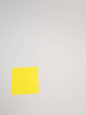 Beyaz arka planda tek bir sarı yapışkan notun stüdyo çekimi. Görüntü, hatırlatma, mesaj veya ofis malzemesi konsepti olarak kullanmak için mükemmeldir. Temiz, basit ve mesajınız için hazır..