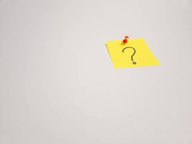 Sarı yapışkan bir not beyaz bir yüzeye iğnelenir, büyük siyah bir soru işareti içerir. Kompozisyon basittir, nota sağ üst köşeye yerleştirilir ve büyük bir negatif boşluk bırakır. Kırmızı bir raptiye notu emniyete alır. Resim dolandırıcılığı