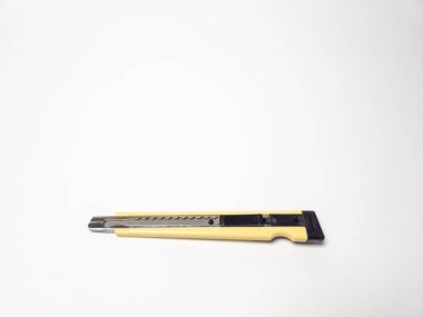 Bu, bej kullanım bıçağının düz beyaz bir yüzey üzerinde duran bir stüdyo fotoğrafı. Bıçak yatay pozisyonda, keskin bıçağını ve desenli sapını gösteriyor. Işıklandırma yumuşak ve düz, aracın detaylarını vurguluyor. Mükemmel.