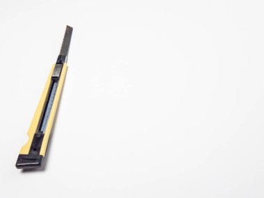 Beyaz bir arka planda, kullanım amaçlı bir bıçağın yakın plan stüdyo çekimi. Bıçak çapraz konumda, bıçağını ve sapını gösteriyor. Görüntü aracın tasarım ve yapısını vurguluyor, işçilik, DIY projeleri veya kesim için ideal