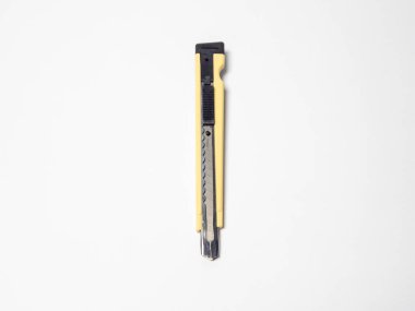 Detaylı bir stüdyo çekiminde, el değmemiş beyaz bir zemine karşı çapraz yerleştirilmiş sarı bir bıçak sergileniyor. Görüntü bıçağın keskin bıçağını, sapını ve tüm tasarımını vurguluyor. Kompozisyon, aracın temiz lin vurgulanarak odaklanır