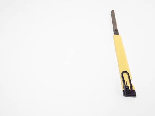 Bir ahşap işçiliği aletinin stüdyo çekimi, keskin bir keski, sade beyaz bir arka planda izole edilmiş. Keskinin tahta bir sapı ve metal bir bıçağı var. Tasarımını ve keskin kenarlarını gösteren bir açıyla sunuluyor. Marangozluk için mükemmel.