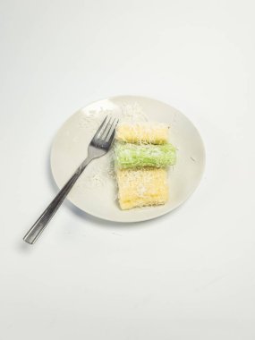 Geleneksel Endonezya yemekleri, genellikle Getuk olarak da bilinir, rendelenmiş hindistan ceviziyle servis edilir. Beyaz arkaplanda izole