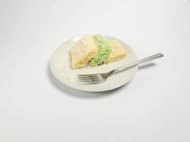 Geleneksel Endonezya yemekleri, genellikle Getuk olarak da bilinir, rendelenmiş hindistan ceviziyle servis edilir. Beyaz arkaplanda izole