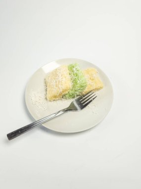 Geleneksel Endonezya yemekleri, genellikle Getuk olarak da bilinir, rendelenmiş hindistan ceviziyle servis edilir. Beyaz arkaplanda izole