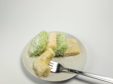 Geleneksel Endonezya yemekleri, genellikle Getuk olarak da bilinir, rendelenmiş hindistan ceviziyle servis edilir. Beyaz arkaplanda izole