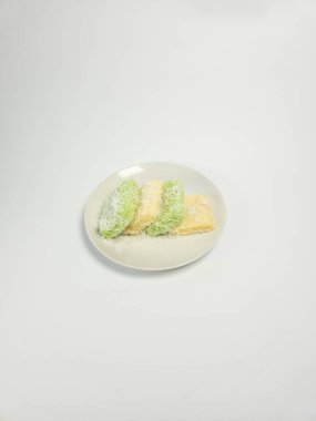 Geleneksel Endonezya yemekleri, genellikle Getuk olarak da bilinir, rendelenmiş hindistan ceviziyle servis edilir. Beyaz arkaplanda izole