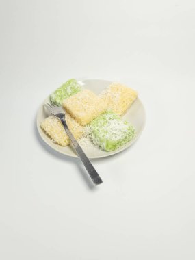 Geleneksel Endonezya yemekleri, genellikle Getuk olarak da bilinir, rendelenmiş hindistan ceviziyle servis edilir. Beyaz arkaplanda izole