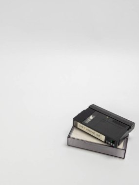 Bir natürmort fotoğrafında açık plastik kutusunun üzerinde 