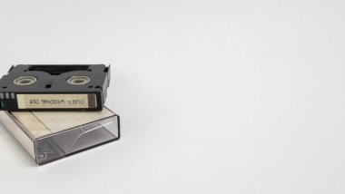 Eski bir kasetin üzerinde el yazısıyla yazılmış 