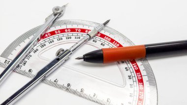 Beyaz bir yüzeyde geometri aletleri içeren detaylı bir çekim. Araçlar arasında şeffaf bir açıölçer, pusula ve bir kalem yer alıyor. Çekim iyi aydınlatılmış, aletlerin detaylarını ve temiz estetiği vurguluyor. Eğitim kaynakları ve tasarım proj için ideal