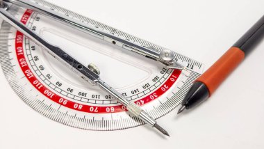 Pusula, cetvel ve kalem de dahil olmak üzere taslak araçlarının temiz beyaz bir arkaplana karşı yakın plan çekimi. Resim araçların tasarımı ve işlevselliğini vurgular, eğitim kaynakları veya tasarım, archi ile ilgili kavramlar için uygundur